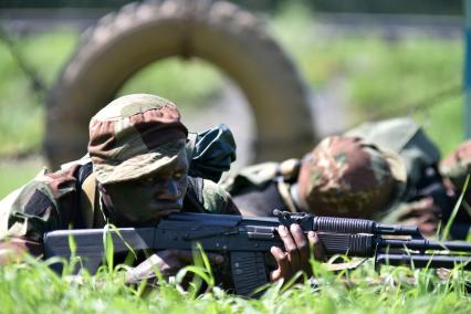 Новосибирская область.  Военнослужащие из Зимбабве во время прохождения `Тропы разведчика` на этапе международного конкурса `Отличники войсковой разведки` в рамках Армейских международных игр-2017 на полигоне Кольцово.