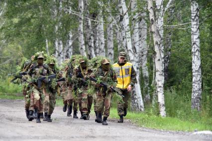 Новосибирская область. Военнослужащие из Зимбабве во время прохождения `Тропы разведчика` на этапе международного конкурса `Отличники войсковой разведки` в рамках Армейских международных игр-2017 на полигоне Кольцово.