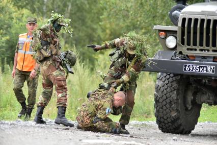 Новосибирская область.  Военнослужащие из Зимбабве во время прохождения `Тропы разведчика` на этапе международного конкурса `Отличники войсковой разведки` в рамках Армейских международных игр-2017 на полигоне Кольцово.