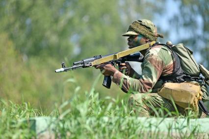 Новосибирская область.  Военнослужащий из Зимбабве во время прохождения `Тропы разведчика` на этапе международного конкурса `Отличники войсковой разведки` в рамках Армейских международных игр-2017 на полигоне Кольцово.