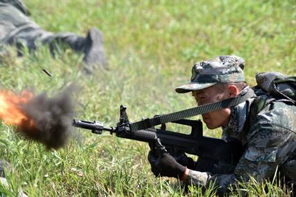 Новосибирская область.  Военнослужащие из Китая во время прохождения `Тропы разведчика` на этапе международного конкурса `Отличники войсковой разведки` в рамках Армейских международных игр-2017 на полигоне Кольцово.