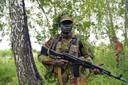 Новосибирская область.  Военнослужащий из Зимбабве во время прохождения `Тропы разведчика` на этапе международного конкурса `Отличники войсковой разведки` в рамках Армейских международных игр-2017 на полигоне Кольцово.