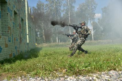 Новосибирская область.  Военнослужащие из Китая во время прохождения `Тропы разведчика` на этапе международного конкурса `Отличники войсковой разведки` в рамках Армейских международных игр-2017 на полигоне Кольцово.