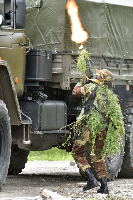 Новосибирская область.  Военнослужащий из Зимбабве во время прохождения `Тропы разведчика` на этапе международного конкурса `Отличники войсковой разведки` в рамках Армейских международных игр-2017 на полигоне Кольцово.