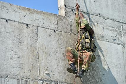 Новосибирская область.  Военнослужащий из Зимбабве во время прохождения `Тропы разведчика` на этапе международного конкурса `Отличники войсковой разведки` в рамках Армейских международных игр-2017 на полигоне Кольцово.