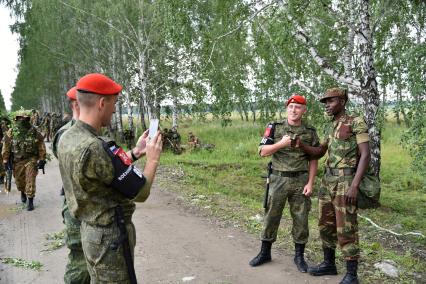 Новосибирская область. Военнослужащие во время  прохождения `Тропы разведчика` на этапе международного конкурса `Отличники войсковой разведки` в рамках Армейских международных игр-2017 на полигоне Кольцово.