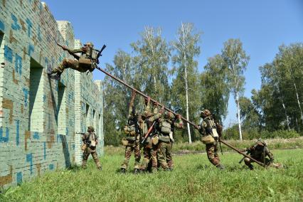 Новосибирская область.  Военнослужащие из Зимбабве во время прохождения `Тропы разведчика` на этапе международного конкурса `Отличники войсковой разведки` в рамках Армейских международных игр-2017 на полигоне Кольцово.