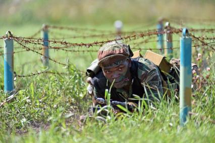 Новосибирская область.  Военнослужащий из Зимбабве во время прохождения `Тропы разведчика` на этапе международного конкурса `Отличники войсковой разведки` в рамках Армейских международных игр-2017 на полигоне Кольцово.