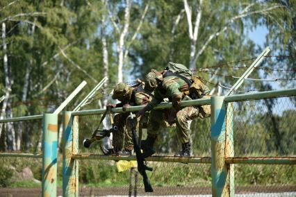 Новосибирская область.  Военнослужащие из Зимбабве во время прохождения `Тропы разведчика` на этапе международного конкурса `Отличники войсковой разведки` в рамках Армейских международных игр-2017 на полигоне Кольцово.