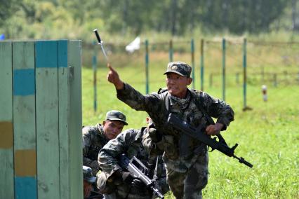 Новосибирская область.  Военнослужащие из Китая во время прохождения `Тропы разведчика` на этапе международного конкурса `Отличники войсковой разведки` в рамках Армейских международных игр-2017 на полигоне Кольцово.