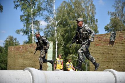 Новосибирская область.  Военнослужащие из Китая во время прохождения `Тропы разведчика` на этапе международного конкурса `Отличники войсковой разведки` в рамках Армейских международных игр-2017 на полигоне Кольцово.