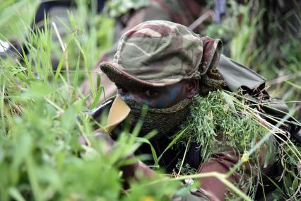 Новосибирская область.  Военнослужащий из Зимбабве во время прохождения `Тропы разведчика` на этапе международного конкурса `Отличники войсковой разведки` в рамках Армейских международных игр-2017 на полигоне Кольцово.