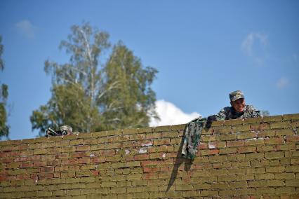 Новосибирская область.  Военнослужащий из Китая во время прохождения `Тропы разведчика` на этапе международного конкурса `Отличники войсковой разведки` в рамках Армейских международных игр-2017 на полигоне Кольцово.