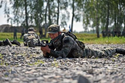 Новосибирская область.  Военнослужащие из Китая во время прохождения `Тропы разведчика` на этапе международного конкурса `Отличники войсковой разведки` в рамках Армейских международных игр-2017 на полигоне Кольцово.