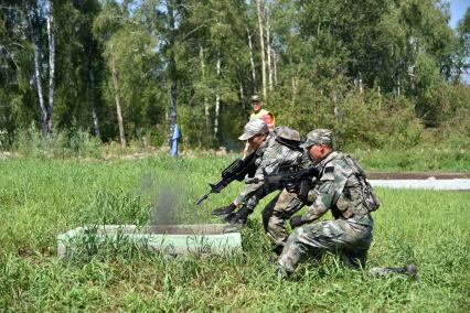 Новосибирская область.  Военнослужащие из Китая во время прохождения `Тропы разведчика` на этапе международного конкурса `Отличники войсковой разведки` в рамках Армейских международных игр-2017 на полигоне Кольцово.