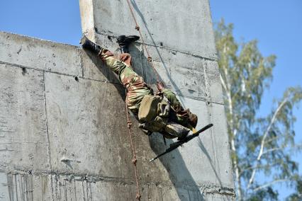 Новосибирская область.  Военнослужащий из Зимбабве во время прохождения `Тропы разведчика` на этапе международного конкурса `Отличники войсковой разведки` в рамках Армейских международных игр-2017 на полигоне Кольцово.