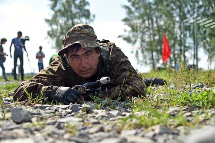 Новосибирская область. Военнослужащий из Армении во время прохождения `Тропы разведчика` на этапе международного конкурса `Отличники войсковой разведки` в рамках Армейских международных игр-2017 на полигоне Кольцово.