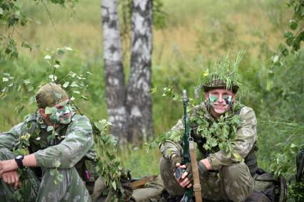 Новосибирская область.  Военнослужащие  во время прохождения `Тропы разведчика` на этапе международного конкурса `Отличники войсковой разведки` в рамках Армейских международных игр-2017 на полигоне Кольцово.