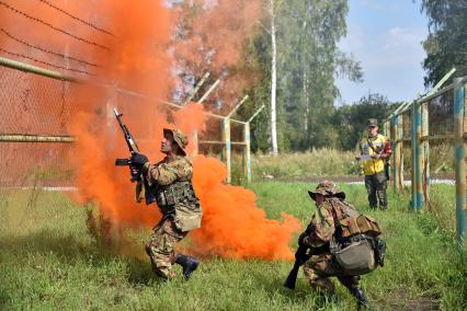 Новосибирская область. Военнослужащие из Армении во время прохождения `Тропы разведчика` на этапе международного конкурса `Отличники войсковой разведки` в рамках Армейских международных игр-2017 на полигоне Кольцово.