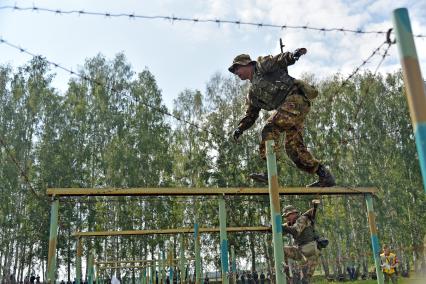 Новосибирская область. Военнослужащие из Армении во время прохождения `Тропы разведчика` на этапе международного конкурса `Отличники войсковой разведки` в рамках Армейских международных игр-2017 на полигоне Кольцово.