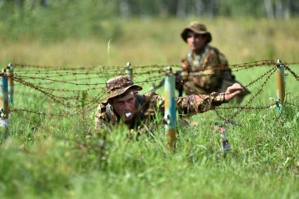 Новосибирская область. Военнослужащие из Армении во время прохождения `Тропы разведчика` на этапе международного конкурса `Отличники войсковой разведки` в рамках Армейских международных игр-2017 на полигоне Кольцово.