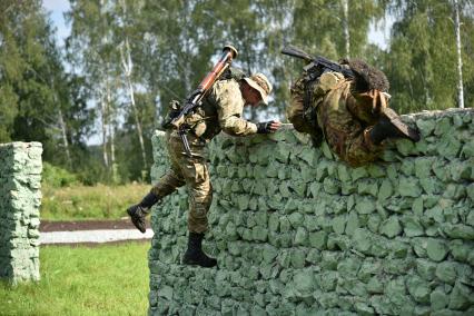 Новосибирская область. Военнослужащие из Армении во время прохождения `Тропы разведчика` на этапе международного конкурса `Отличники войсковой разведки` в рамках Армейских международных игр-2017 на полигоне Кольцово.