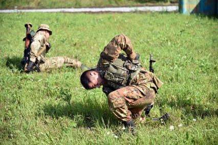 Новосибирская область. Военнослужащие из Армении во время прохождения `Тропы разведчика` на этапе международного конкурса `Отличники войсковой разведки` в рамках Армейских международных игр-2017 на полигоне Кольцово.