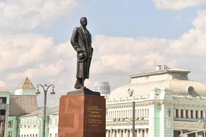 Москва. Памятник писателю Максиму Горькому на площади Тверской заставы.