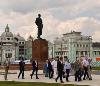 Москва. Мэр Москвы Сергей Собянин (справа) во время осмотра реконструкции площади Тверской заставы.