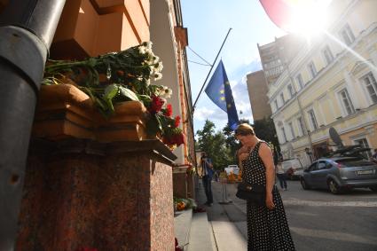 Москва. Цветы у здания посольства Испании в память о жертвах теракта в Барселоне.