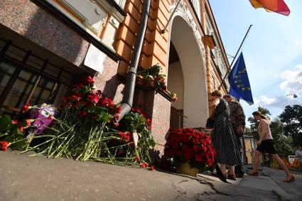 Москва. Цветы у здания посольства Испании в память о жертвах теракта в Барселоне.