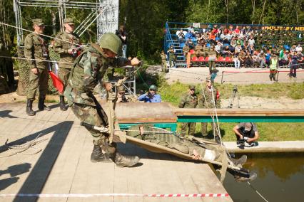 Ленинградская область. Военнослужащие во время  конкурса `Военно-медицинская эстафета`, проходящего в рамках  Армейских международных игр-2017.