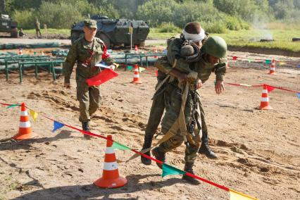 Ленинградская область. Военнослужащие во время  конкурса `Военно-медицинская эстафета`, проходящего в рамках  Армейских международных игр-2017.