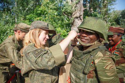 Ленинградская область. Военнослужащие во время  конкурса `Военно-медицинская эстафета`, проходящего в рамках  Армейских международных игр-2017.