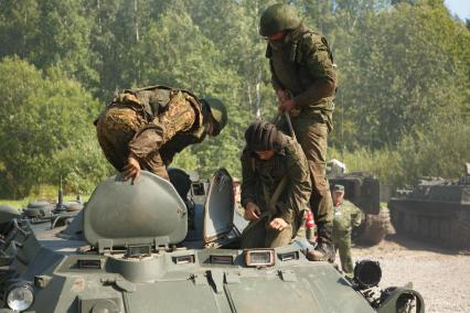 Ленинградская область. Военнослужащие во время  конкурса `Военно-медицинская эстафета`, проходящего в рамках  Армейских международных игр-2017.