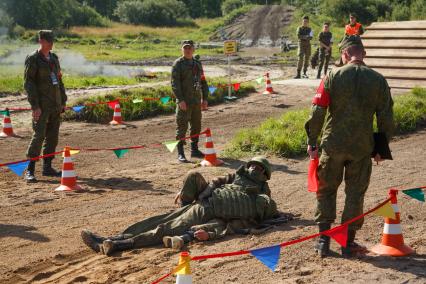 Ленинградская область. Военнослужащие во время  конкурса `Военно-медицинская эстафета`, проходящего в рамках  Армейских международных игр-2017.