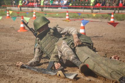 Ленинградская область. Военнослужащие во время  конкурса `Военно-медицинская эстафета`, проходящего в рамках  Армейских международных игр-2017.