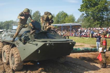 Ленинградская область. Военнослужащие во время  конкурса `Военно-медицинская эстафета`, проходящего в рамках  Армейских международных игр-2017.