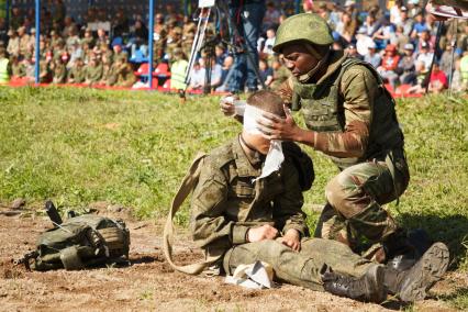 Ленинградская область. Военнослужащие во время  конкурса `Военно-медицинская эстафета`, проходящего в рамках  Армейских международных игр-2017.