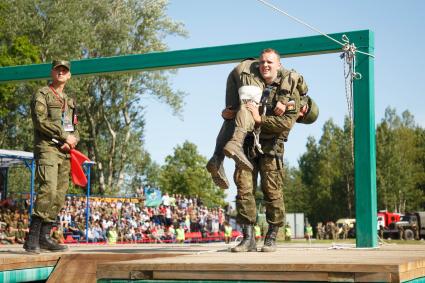 Ленинградская область. Военнослужащие во время  конкурса `Военно-медицинская эстафета`, проходящего в рамках  Армейских международных игр-2017.