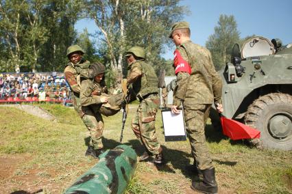 Ленинградская область. Военнослужащие во время  конкурса `Военно-медицинская эстафета`, проходящего в рамках  Армейских международных игр-2017.