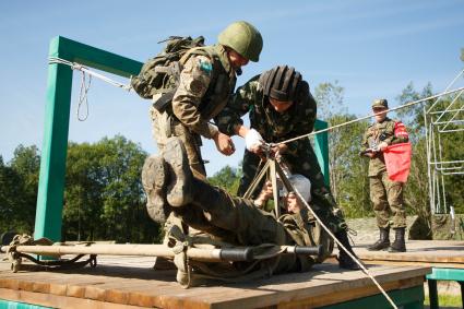 Ленинградская область. Военнослужащие во время конкурса `Военно-медицинская эстафета`, проходящего в рамках Армейских международных игр-2017.
