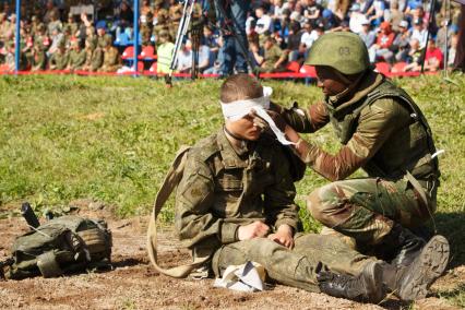 Ленинградская область. Военнослужащие во время  конкурса `Военно-медицинская эстафета`, проходящего в рамках  Армейских международных игр-2017.