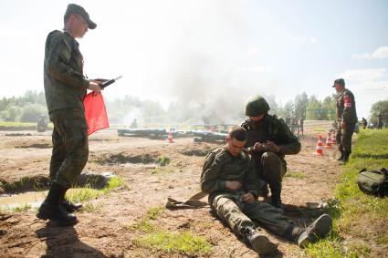 Ленинградская область. Военнослужащие во время  конкурса `Военно-медицинская эстафета`, проходящего в рамках  Армейских международных игр-2017.