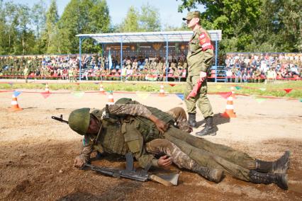 Ленинградская область. Военнослужащие во время  конкурса `Военно-медицинская эстафета`, проходящего в рамках  Армейских международных игр-2017.