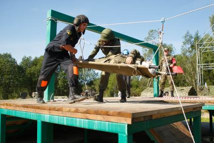 Ленинградская область. Военнослужащие во время  конкурса `Военно-медицинская эстафета`, проходящего в рамках  Армейских международных игр-2017.