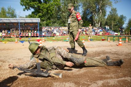 Ленинградская область. Военнослужащие во время  конкурса `Военно-медицинская эстафета`, проходящего в рамках  Армейских международных игр-2017.