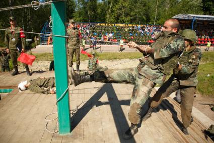 Ленинградская область. Военнослужащие во время  конкурса `Военно-медицинская эстафета`, проходящего в рамках  Армейских международных игр-2017.