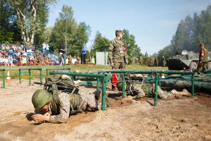 Ленинградская область. Военнослужащие во время  конкурса `Военно-медицинская эстафета`, проходящего в рамках  Армейских международных игр-2017.