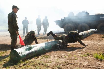 Ленинградская область. Военнослужащие во время  конкурса `Военно-медицинская эстафета`, проходящего в рамках  Армейских международных игр-2017.